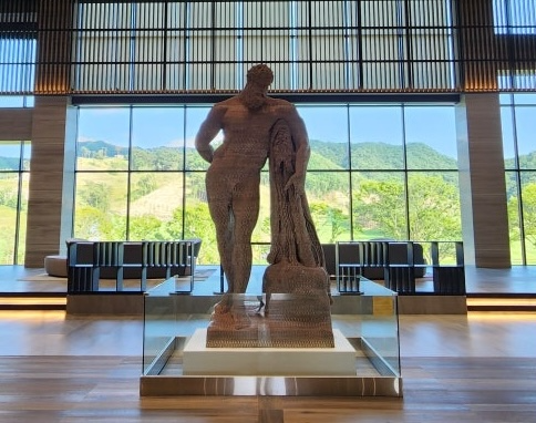 (벨라45CC 클럽하우스 중앙의 헤라클레스 조각상)