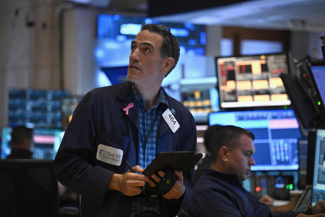 뉴욕증권거래소(NYSE)에서 한 트레이더가 일하는 모습. 사진=연합뉴스
