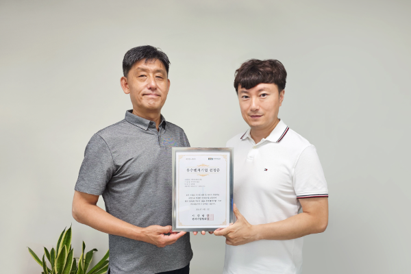 ㈜원강 강태영 대표(좌측)과 Total Foundation R&D Center 연구소장 허엽 (제공=㈜원강)