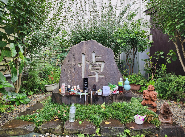 일본 도쿄 스미다구 아라카와 인근에 위치한 추도비