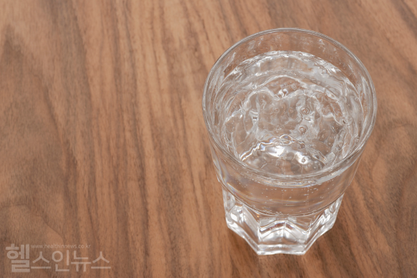 SNS, 연예인 입소문 타고 빠르게 유행하고 있는 물단식 다이어트. 급찐급빠에 적절한 다이어트? NO! 건강에는 악영향 미칠 수 있어 각별한 주의 필요해 (클립아트코리아)