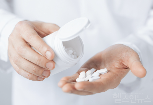 아스피린 복용 대장암 발생 예방 효과 기대하기 어려워... 오히려 위장관 출혈 및 뇌출혈 등 출혈 위험 커져 각별한 주의 요구 (클립아트코리아)