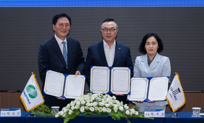 영동양수발전소 건설공사 계약 체결식에서 박상신 DL이앤씨 대표(왼쪽)와 황주호 한수원 사장(가운데)이 기념 촬영을 하고 있다. / 사진=DL이앤씨 제공