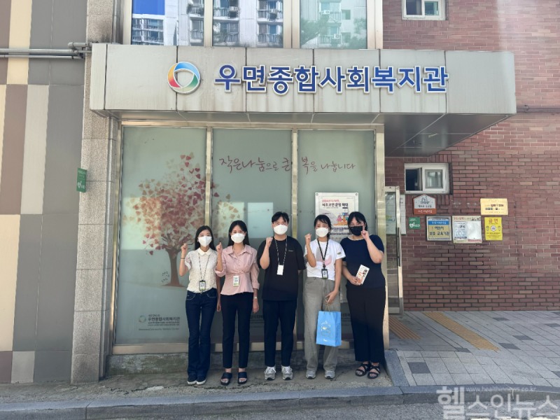 유영제약 무료급식 봉사단이 봉사활동 후 기념사진을 촬영하고 있다 (유영제약 제공)