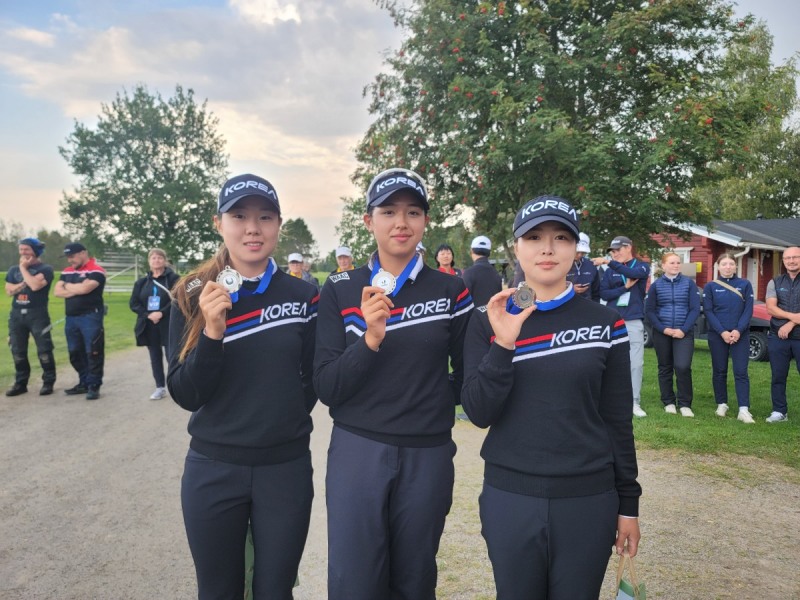 여자 단체전 2위를 차지한 한국 대학선발팀. 왼쪽부터 최정원, 박지아(경희대), 박다은(성균관대). [한국대학골프연맹 제공