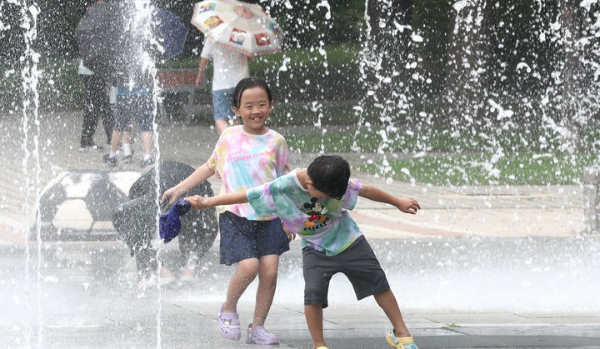 전국 대부분의 지역에 폭염특보가 내려진 25일 오후 인천 남동구 중앙공원에서 분수대에서 어린이들이 더위를 식히고 있다.
