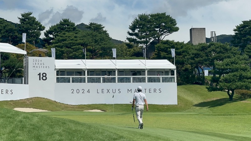 18번홀 러프아이언샷 후 그린으로 이동