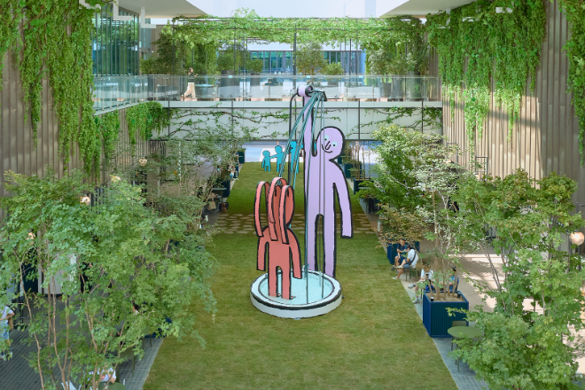 현대프리미엄아울렛 1층 잔디 중앙광장에 세계적인 그래픽 아티스트 장 줄리앙 작가와 협업해 조성한 ‘어반테라스’ 전경. / 사진=현대백화점 제공