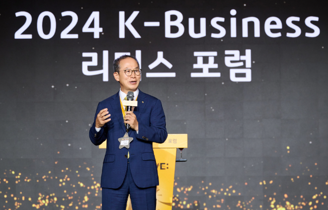 지난달 29일에 개최한 서울 광진구 그랜드 워커힐 호텔에서  ‘2024 K-Business 리더스 포럼’에 KB금융그룹 양종희 회장이 발표하고 있다. / 사진=KB국민은행 제공