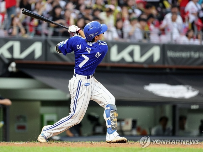 역전 스리런홈런 날리는 이재현