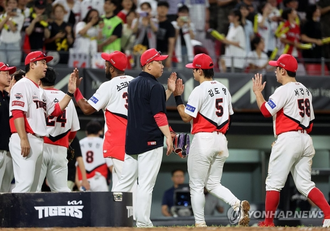 선수 격려하는 이범호 감독