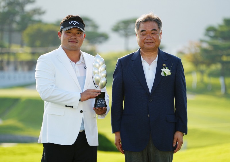 2024 렉서스 마스터즈 시상식 현장에서 초대 챔피언 이승택(왼쪽)과 콘야마 마나부 렉서스코리아 사장(오른쪽)이 우승 트로피와 함께 기념 촬영을 하고 있다. 사진=렉서스 마스터즈 대회 운영 본부