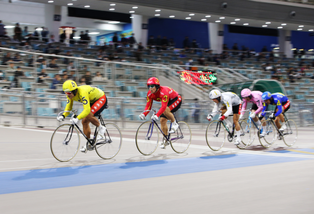 광명스피돔에 출전한 선수들이 마지막바퀴를 남겨두고 선두권 진입을 노리고 있다