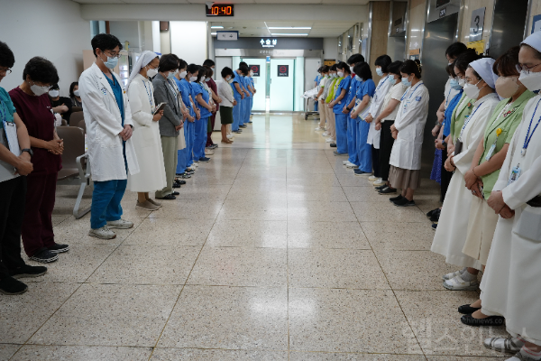 첫 뇌사판정위원회 뇌사자 장기이식 배웅 도열 (부천성모병원 제공)