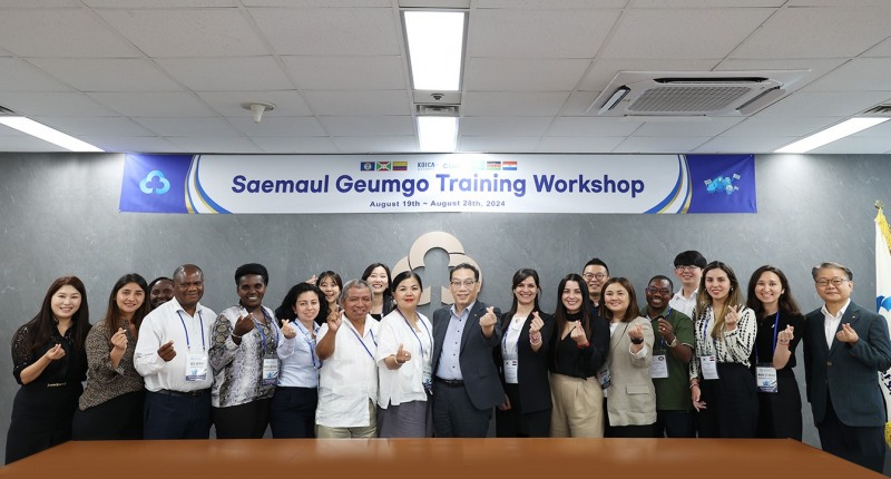 2024.8.27.(화) / 서울 강남구 새마을금고중앙회 회관 6개국 13명이 참석한 ‘새마을금고 초청연수’ 수료식 기념촬영(가운데 새마을금고중앙회 최훈 지도이사)