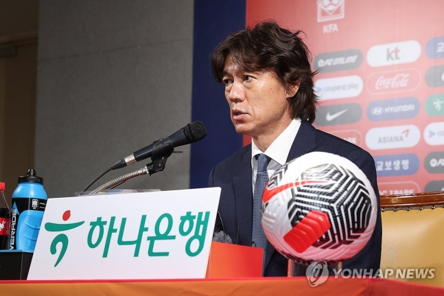북중미 월드컵 예선 대표팀 명단 발표하는 홍명보 감독