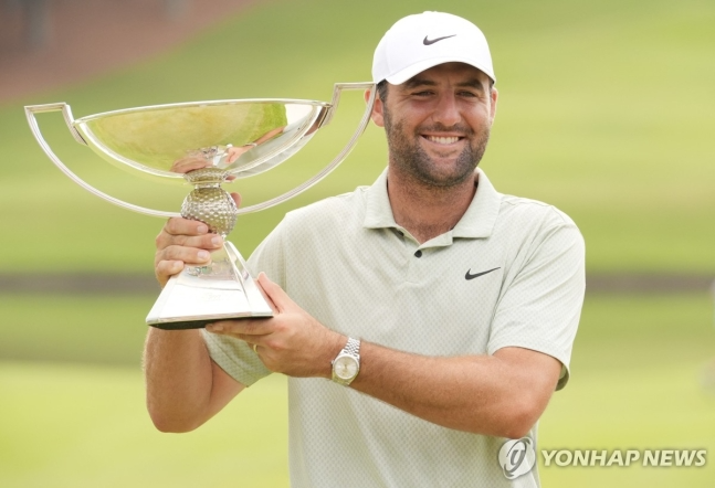 투어 챔피언십 우승컵 든 셰플러