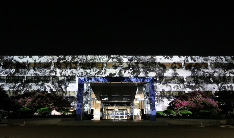 KAIST 본관에 투사된 강이연 교수팀 작품 이미지 1(유니테 다비타시옹:테크노스피어 XD lab 2024)