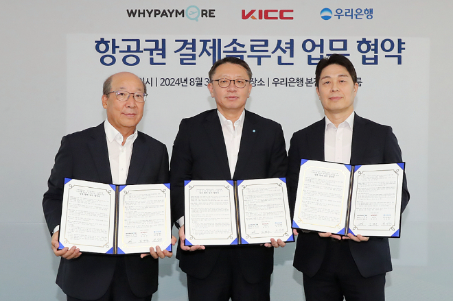 우리은행은 지난달 30일 항공권 전문 플랫폼 ㈜와이페이모어 및 전자결제대행사 한국정보통신㈜와 함께 혁신적 항공권 결제솔루션을 제공하기 위한 3자 간 업무협약을 체결하고 항공권 전용 결제서비스를 구축하기로 했다고 2일 밝혔다. 사진은 우리은행 정진완 중소기업그룹장(가운데)이 한국정보통신㈜ 임명수 대표(왼쪽), ㈜와이페이모어 홍완택 상무(오른쪽)가 기념촬영을 하고 있는 모습. (사진 = 우리은행 제공)