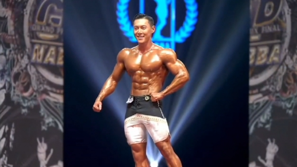 김명봉 선수가 지난 1일 서울시 은평구 홍은동에 있는 스위스 그랜드호텔에서 열린 ‘2024 나바 그랑프리 파이널(Final Grand Prix)’ 버뮤다모델 미들급(M)에 출전해 근육미를 자랑하며 포즈를 취하고 있다. © 사진 독자제공