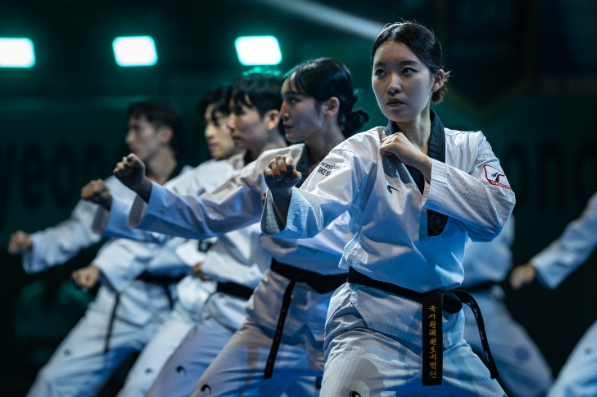 ‘2024 문경 세계태권도한마당’ 개회식에서 시범공연을 펼치고 있는 모습.