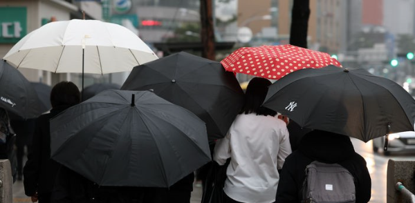 서울 충무로역 인근에서 우산을 쓴 직장인들이 출근길 걸음을 재촉하고 있다.