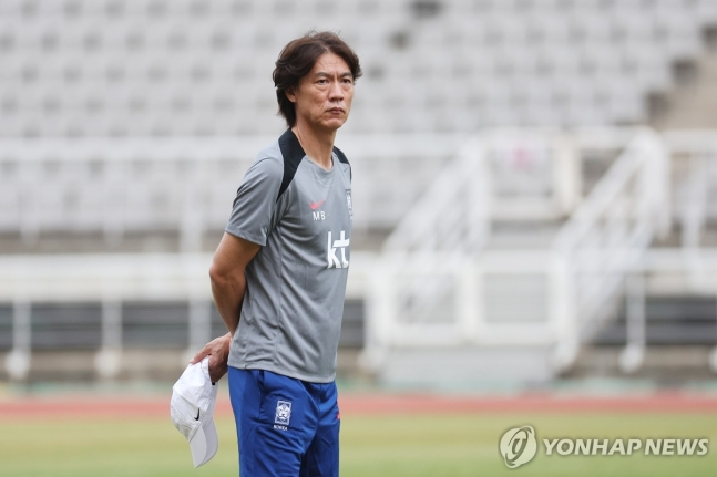 훈련 지켜보는 홍명보 감독