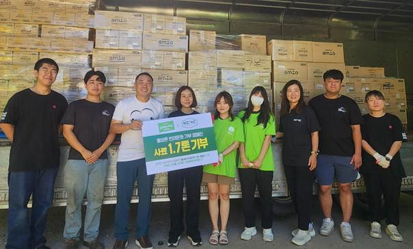 풀무원의 펫푸드 브랜드 풀무원아미오가 KCMC 문화원과 함께 전개한 ‘올바른 반려문화 기부 캠페인’을 통해 동물보호단체 ‘사단법인 유엄빠’에 사료 1.7t을 기부하고 물품을 직접 운반한 뒤 기념 촬영을 하고 있다.