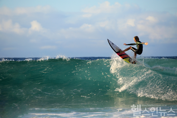 서핑 즐기기 딱 좋은 계절 '가을', 그만큼 안전사고도 급증하는 추세... 서핑 중 입을 수 있는 상황별 응급조치 방법 숙지해 두는 것이 좋아 (클립아트코리아)