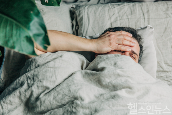 왜 나이를 먹으면 먹을수록 숙취가 심해지는 걸까? 노화에 따라 느려지는 신진대사와 체내 수분 함량 저하 및 간 기능 저하 등이 주요 원인 (클립아트코리아)