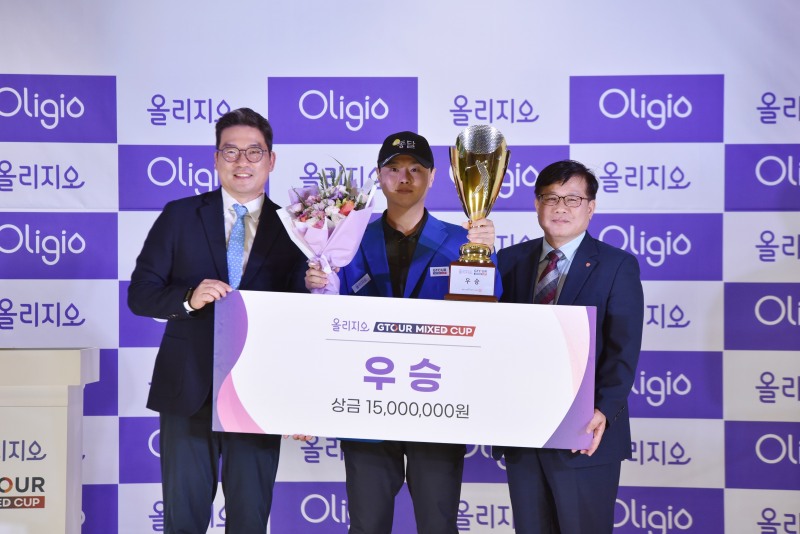 지난 2일(월) 대전 골프존조이마루에서 열린 ‘2024 올리지오 GTOUR MIXED CUP’ 시상식에서 (왼쪽부터)골프존 손장순 상무, 우승자 염돈웅, 원텍㈜ 서영석 CTO가 기념촬영을 하고 있다.