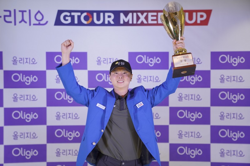 지난 2일(월) 대전 골프존조이마루에서 열린 ‘2024 올리지오 GTOUR MIXED CUP’ 시상식에서 우승자 염돈웅이 세리머니를 하고 있다.