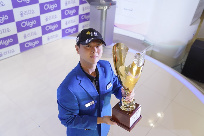 지난 2일(월) 대전 골프존조이마루에서 열린 ‘2024 올리지오 GTOUR MIXED CUP’ 우승자 염돈웅이 트로피를 들고 기념사진을 촬영하고 있다.