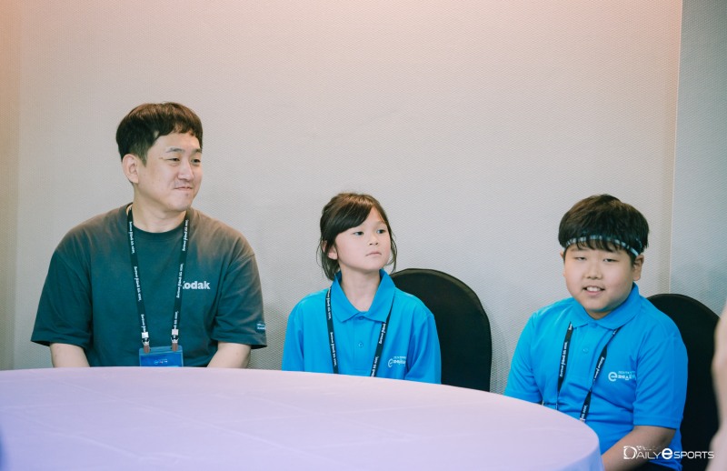 인천광역시 인천용일초등학교 이유림, 윤지섭 학우와 인솔자인 라유민 선생님.