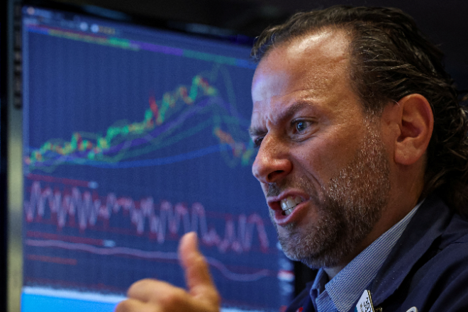 한 트레이더가 뉴욕증권거래소(NYSE)에서 일하는 모습. 사진=연합뉴스