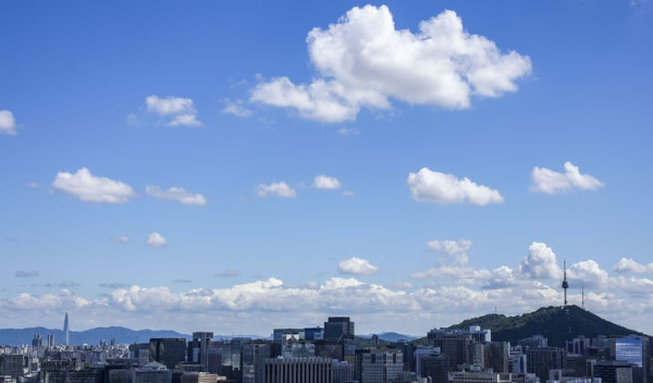 맑은 날씨를 보인 지난 8월 29일 서울 종로구에 파란 하늘이 보이고 있다.