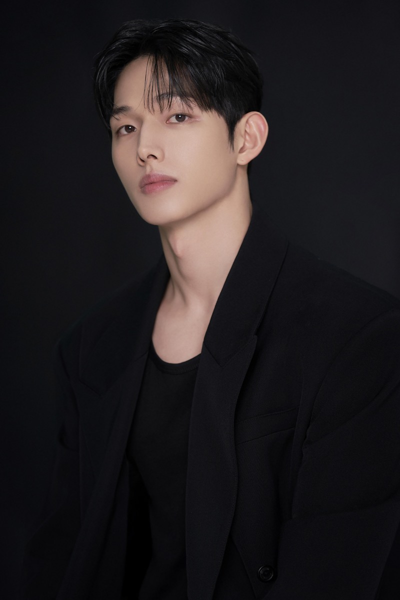 이정식, 새 프로필 공개…‘남성미+소년미’