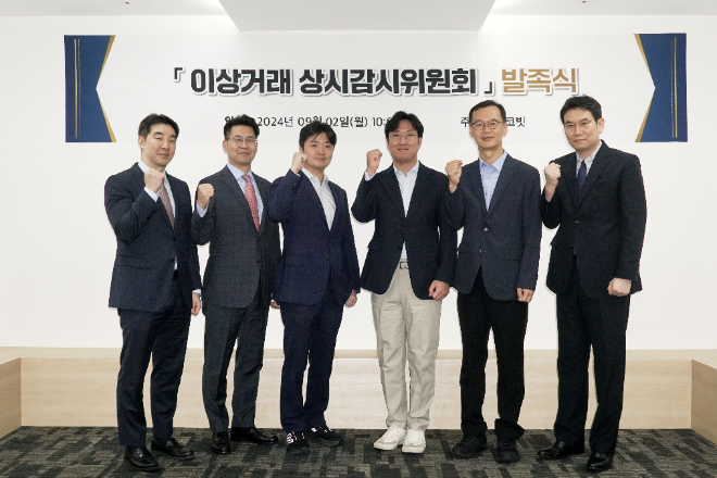 (왼쪽부터) 김·장법률사무소 정영기 변호사, 신상훈 전문위원, 김준영 변호사, 코빗 오세진 대표, 양진호 감사, 진창환 변호사가 2일 서울 강남구 코빗 본사에서 ‘이상거래 상시감시위원회’의 발족식에 참여한 뒤 기념 촬영하고 있다. / 사진=코빗 제공