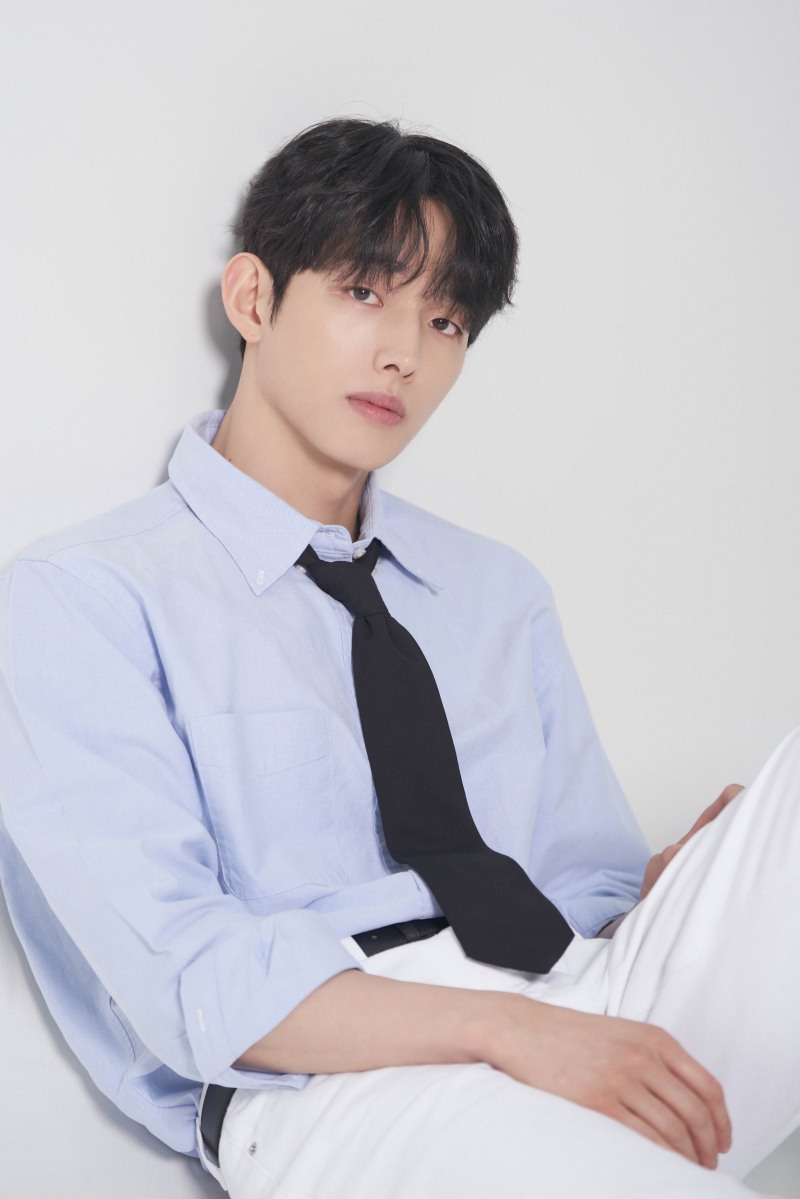 이정식, 새 프로필 공개…‘남성미+소년미’