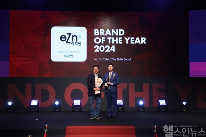 (오른쪽)동성제약 나원균 부사장이 2024 올해의 브랜드 대상-염모제 부문 대상을 수상하고 기념사진을 촬영하고 있다. (동성제약 제공)