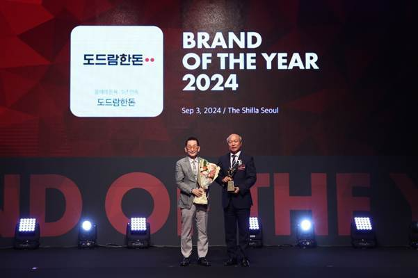 ‘2024 올해의 브랜드 대상 시상식’에서 ‘올해의 돈육’ 부문 대상을 수상한 박광욱 도드람양돈농협 조합장(우측)