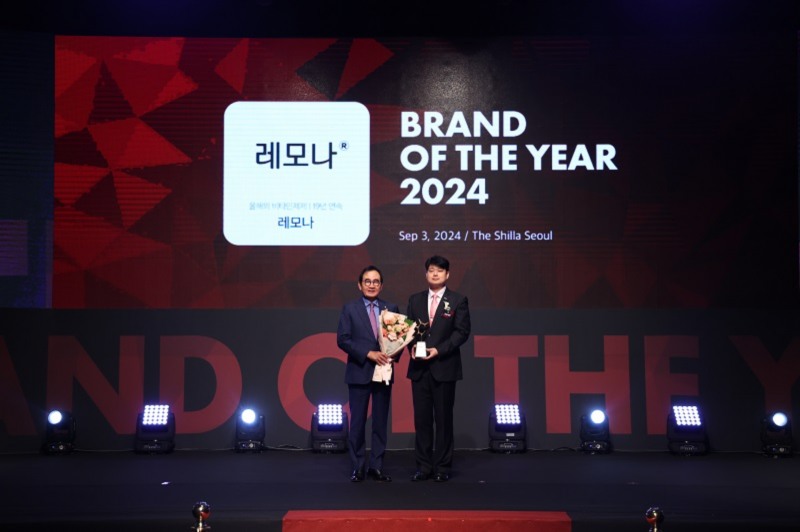 (왼쪽부터) 유은기 한국소비자브랜드위원회 위원장, 송학수 경남제약 식품마케팅 팀장