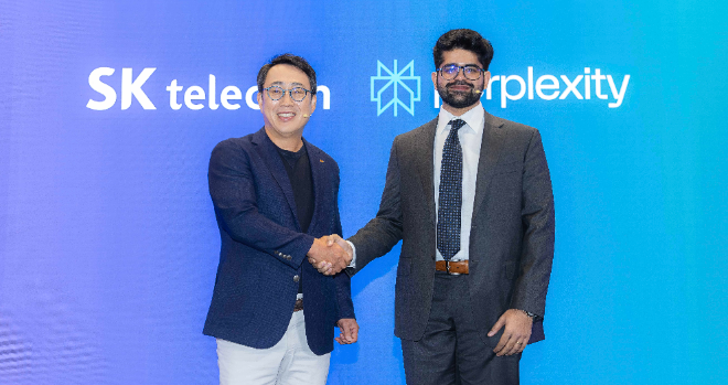유영상 SKT CEO(왼쪽)와 아라빈드 스리니바스 퍼플렉시티 CEO가 악수를 하고 있는 모습