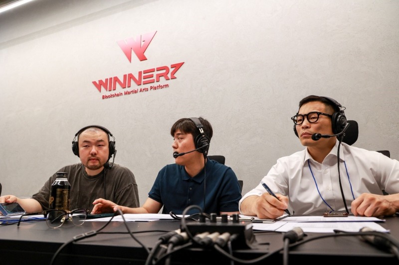 WFC02 생중계 출연진. 왼쪽부터 일본 GLADIATOR 챔피언 이둘희, 홍석현 아나운서, 전 UFC 남의철. 사진=위너즈 파이팅 챔피언십 제공