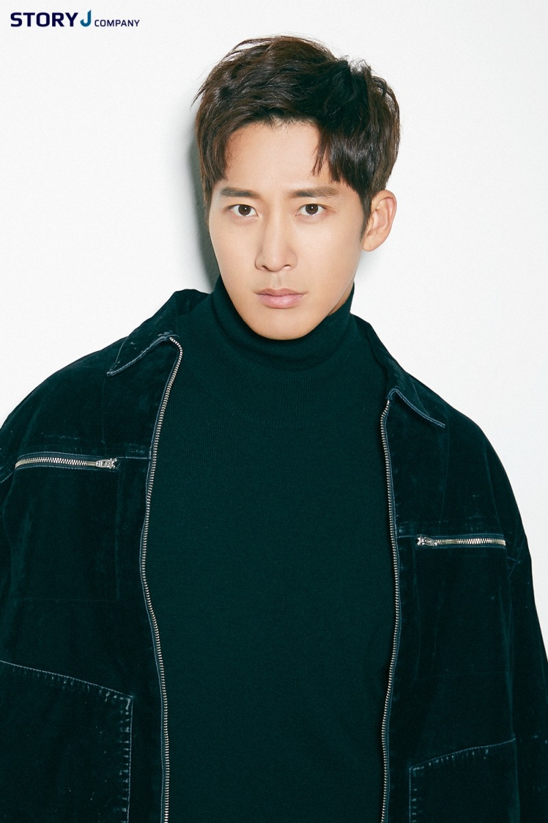 이완, 現 소속사 스토리제이컴퍼니와 의리의 재계약 체결