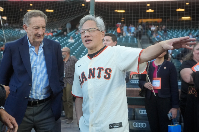 샌프란시스코 자이언츠 최고경영자(CEO)인 래리 베어(Larry Baer, 왼쪽)가 3일 샌프란시스코에서 열리는 자이언츠와 애리조나 다이아몬드백스의 야구 경기 전에 엔비디아 CEO인 젠슨 황(Jensen Huang)과 대화를 나누고 있다. 사진=연합뉴스/AP