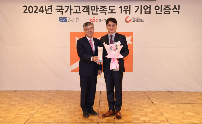 4일 롯데호텔 서울 3층 사파이어볼룸에서 개최된 ‘2024 국가고객만족도(NCSI) 1위 기업 인증식에서 롯데GRS 차우철 대표이사(오른쪽)와 한국생산성본부 안완기 회장이 기념촬영을 하고 있는 모습. / 사진=롯데GRS 제공