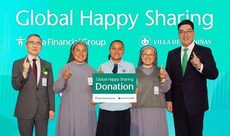 하나금융그룹은 지난 3일(현지시간) 멕시코 북동부 지역 대표 산업도시인 몬테레이(Monterrey)에 하나은행 멕시코법인(멕시코시티 소재) 산하 첫 영업채널로 「몬테레이 사무소」를 개소했다. 이날 개소식에 이어, 하나금융그룹은 마리아수녀회가 멕시코에 세운 자선기숙학교 '찰코 소녀의 집'에 공학용 계산기 등 교육물품을 추가로 기증하는 시간을 가졌다. 이은형 하나금융그룹 부회장(맨 오른쪽)이, 허태완 주멕시코 대사(맨 왼쪽), 마르타 멘도사 베르나디노 교장수녀(왼쪽 두번째), 학생대표(왼쪽 세번째)와 함께 기념촬영을 하고 있다.