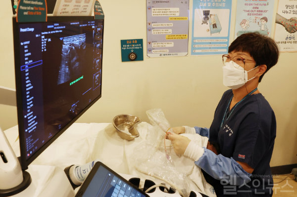 서울아산병원 영상의학과 이정현 교수가 하마종 환자에게 에탄올 절제술을 시행하고 있다. (서울아산병원 제공)