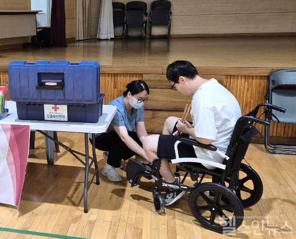 갑을녹산병원 의료팀이 어제 4일 「제2회 강서구 장애인 체육 대축전」에서 경기 중 부상당한 참가자를 치료하고 있다. (갑을녹산병원 제공)